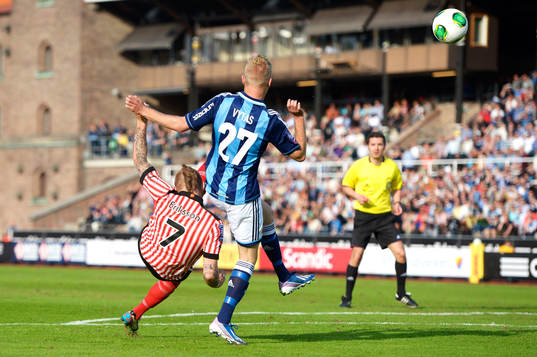 Magnus Eriksson, Malmö FF, tar emot, vänder om och