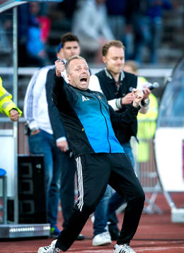 Anders Johansson, tränare Djurgården, jublar vid