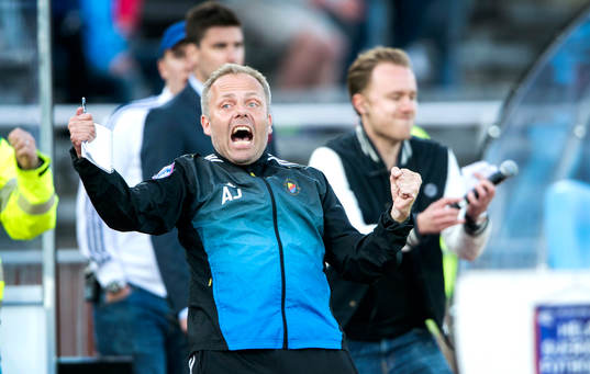 Anders Johansson, tränare Djurgården, jublar vid