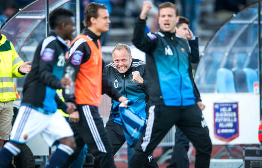Anders Johansson, tränare Djurgården, jublar vid