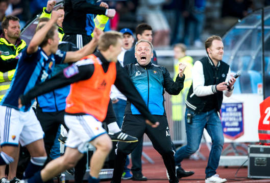 Anders Johansson, tränare Djurgården, jublar vid