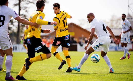 Haris Radetinac, klackar fram Kristian Haynes, Mjällby,