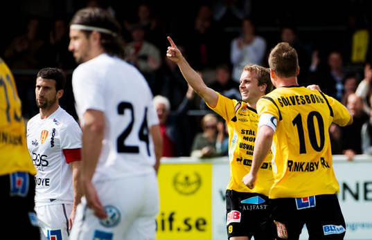Craig Henderson, Mjällby, har precis nickat in 2-0 och