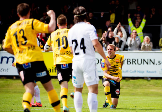 Craig Henderson, Mjällby, har precis nickat in 2-0