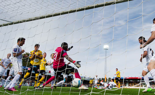 Kristian Haynes, Mjällby, dundrar in 4-0  bakom Dwayne