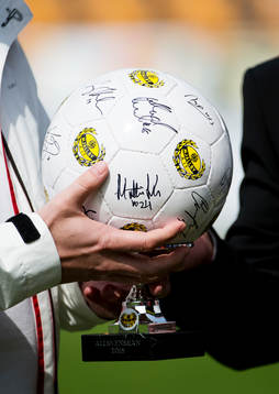 en fotboll signerade av alla spealare i Mjällby