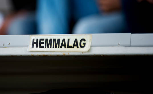 bänken märkt med hemmalag
