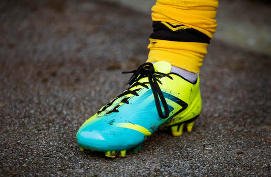 en fotbollssko av märket Umbro