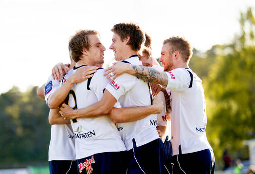 Jubel med lagkamrater när Johan Oremo, Gefle gör 0-1 mot