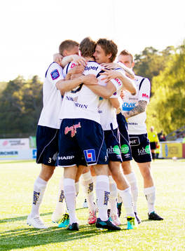 Jubel med lagkamrater när Johan Oremo, Gefle gör 0-1 mot