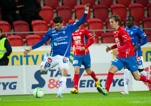 Mattias Mete, Åtvidaberg, skjuter och träffar stolpe