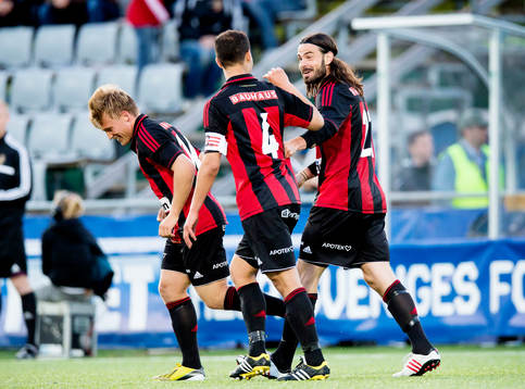 Nicklas Bärkroth och Mauricio Albornoz gratulerar Andreas