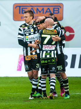 Fredrik Karlsson,omfamnas av Max Mölder, och Linus