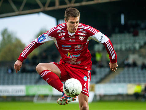 Martin Claesson, Värnamo, gör en bollnedtagning