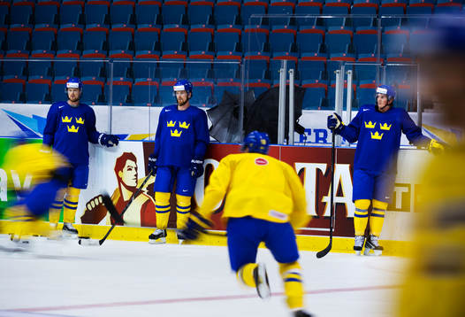 Spelare åker förbi Henrik Sedin, Daniel Sedin och Loui
