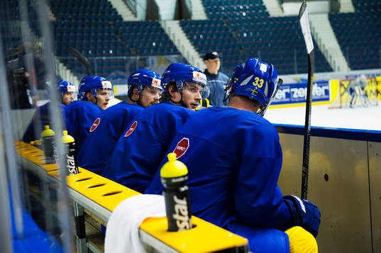 Daniel Sedin, Loui Eriksson och Henrik Sedin sitter på