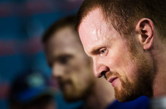 Daniel Sedin (v) och Henrik Sedin (h) blir intervjuade av