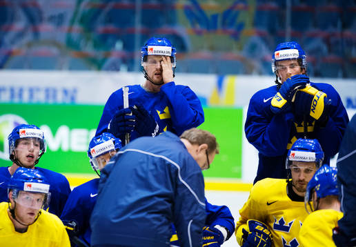 Henrik Sedin och Loui Eriksson lyssnar på instruktioner