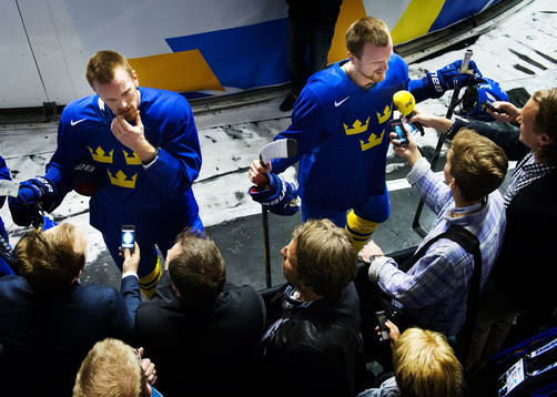 Daniel Sedin och Henrik Sedin blir intervjuade av media