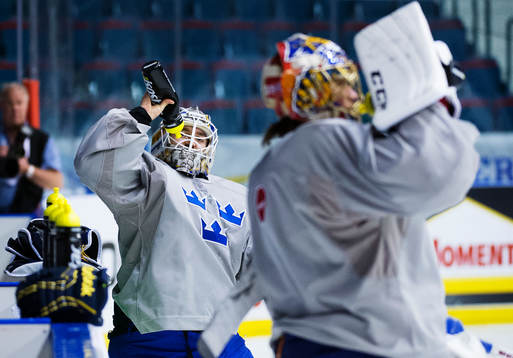 Målvakterna Jhonas Enroth och Jacob Markström dricker