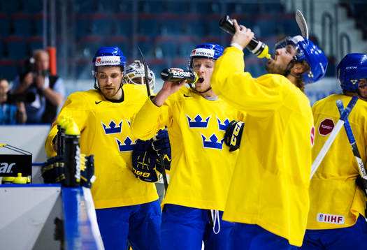 Gabriel Landeskog och Niklas Persson dricker sportdryck och