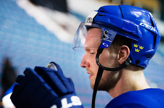 Alexander Edler blir intervjuad av media