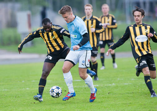 En Råå-spelare omgiven av fyra Hässleholms-spelare