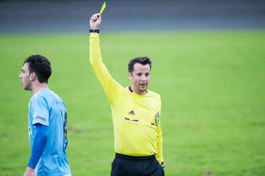 Varning, domaren ger en Råå-spelare gult kort