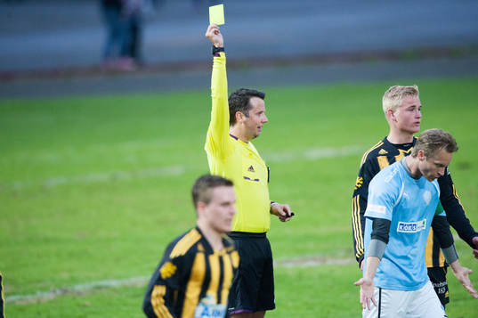 Varning, domaren utdelar gult kort