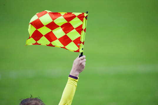 Offside, inkast, assisterande domaren vinkar, flagga