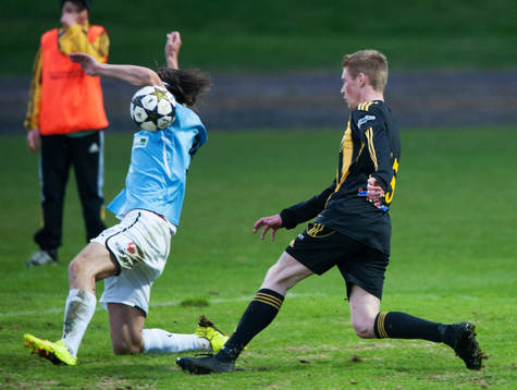 Hands, en Råå-spelare flaxar upp med armen, men domaren