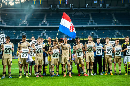 Spelarna från de båda lagen samlades framför AIK fansen