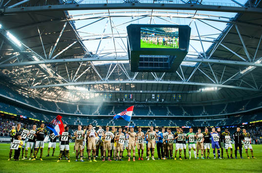 Spelarna från de båda lagen samlades framför AIK fansen