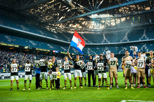 Spelarna från de båda lagen samlades framför AIK fansen