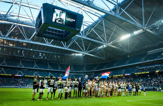 Spelarna från de båda lagen samlades framför AIK fansen