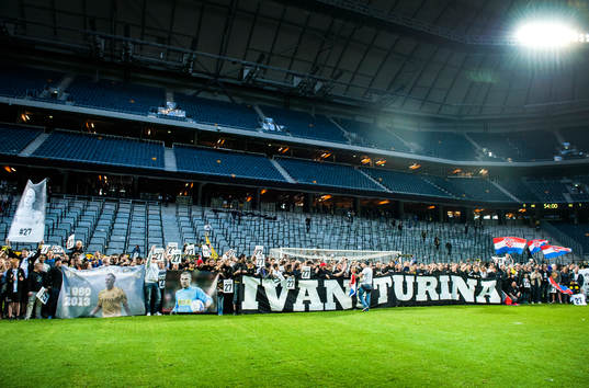 Supportrarna samlades tillsammans på planen