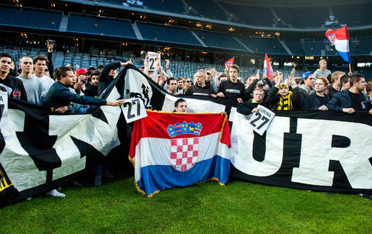 Supportrarna samlades tillsammans på planen