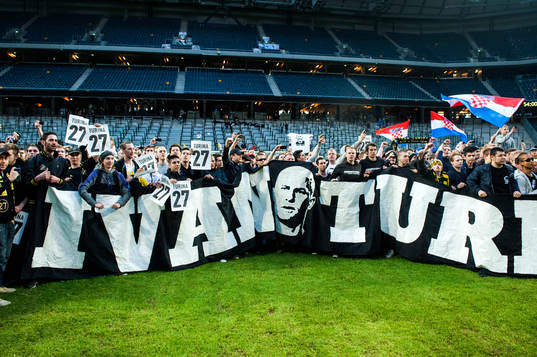 Supportrarna samlades tillsammans på planen