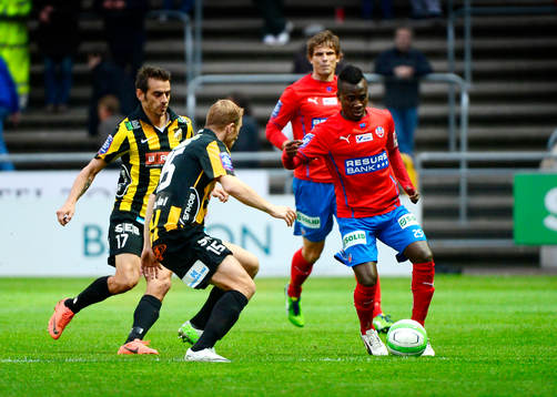 Helsingborg s David Accam och Häckens Kari Arkivuo