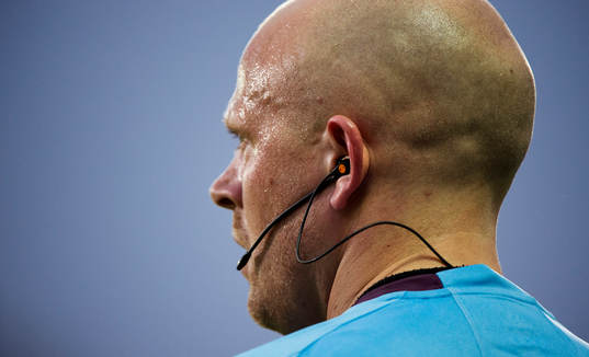 en assisterande domre med headset
