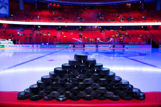 Puckar står uppställda i Danmarks bås