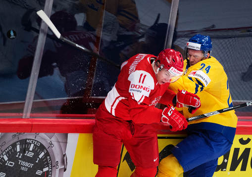 Danmarks Patrick Björkstrand blir tacklad av Sveriges