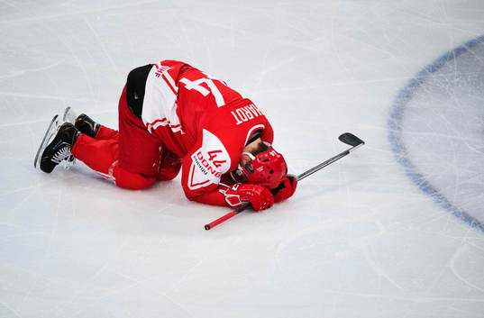 Danmarks Nichlas Hardt ligger ned på isen och har ont
