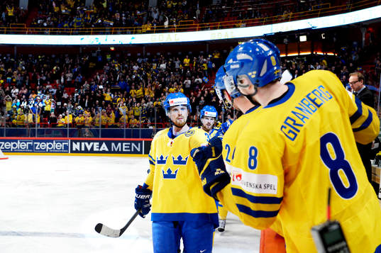 Henrik Sedin och Daniel Sedin gratuleras