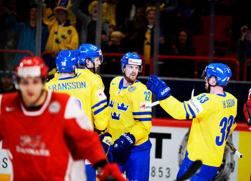 Daniel Sedin gratuleras till sitt 1 -1 mål i matchen