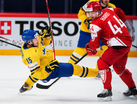 Sveriges Oscar Lindberg faller i en närkamp med Danmarks