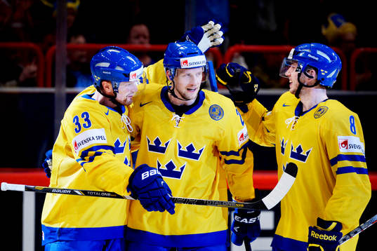 Henrik Sedin, Alexander Edler och Petter Granberg jublar
