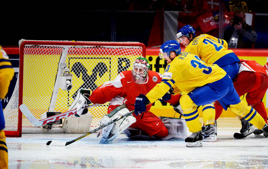 Henrik Sedin skjuter in 2 - 2  i matchen mellan Danmark och