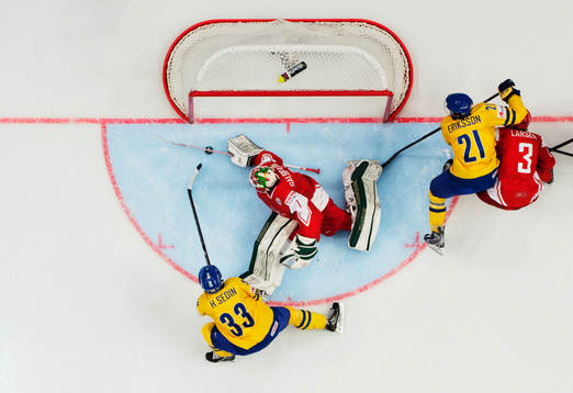 Sveriges Henrik Sedin gör 2-2 bakom Danmarks målvakt