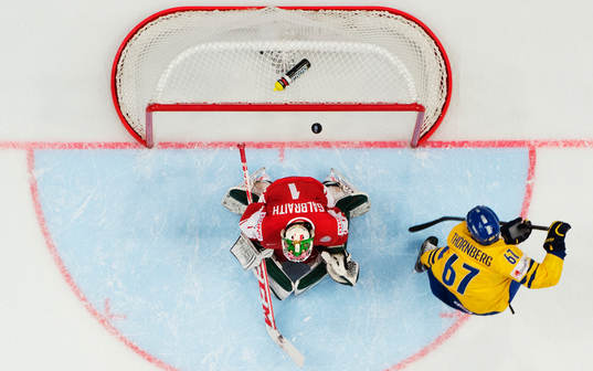 Sveriges Martin Thörnberg skjuter in 2-4 bakom Danmarks